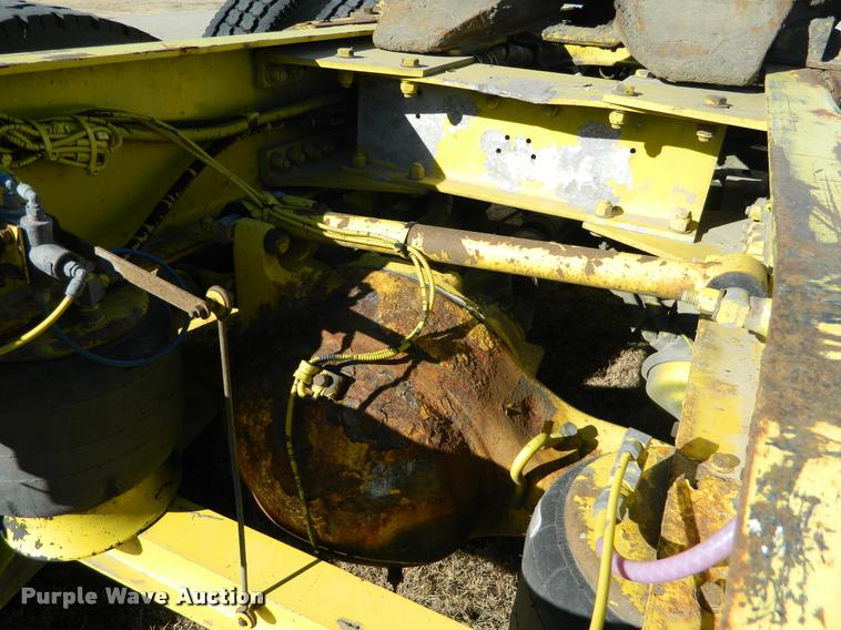 image for item J5010 2005 Peterbilt 379 semi truck