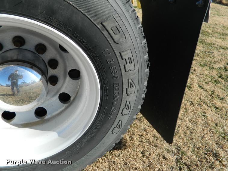 image for item J5010 2005 Peterbilt 379 semi truck