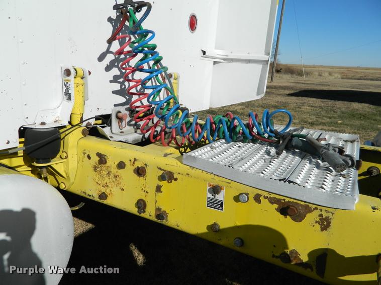 image for item J5010 2005 Peterbilt 379 semi truck