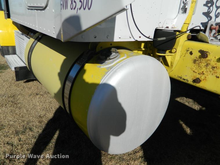 image for item J5010 2005 Peterbilt 379 semi truck