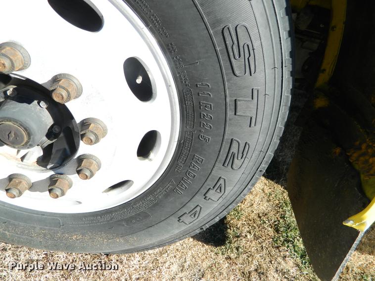 image for item J5010 2005 Peterbilt 379 semi truck