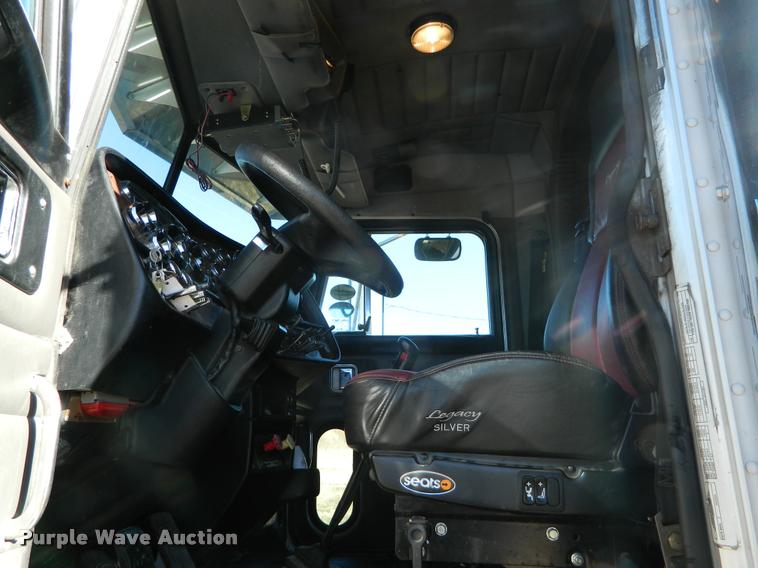 image for item J5010 2005 Peterbilt 379 semi truck