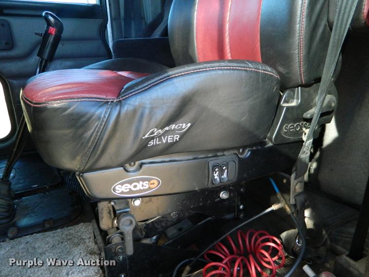 image for item J5010 2005 Peterbilt 379 semi truck