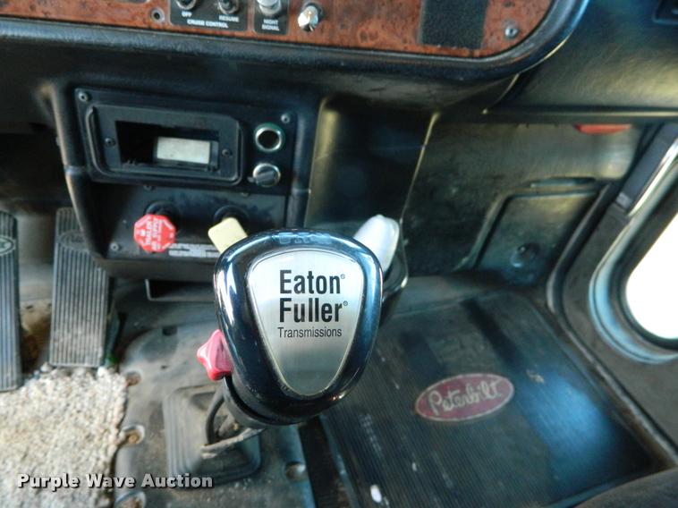 image for item J5010 2005 Peterbilt 379 semi truck