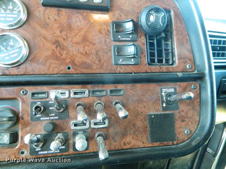 image for item J5010 2005 Peterbilt 379 semi truck