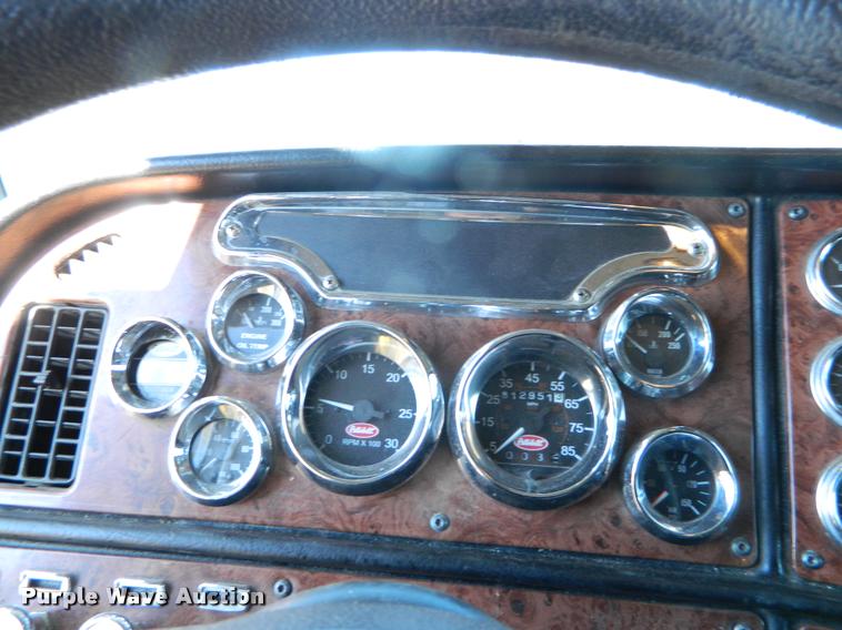 image for item J5010 2005 Peterbilt 379 semi truck