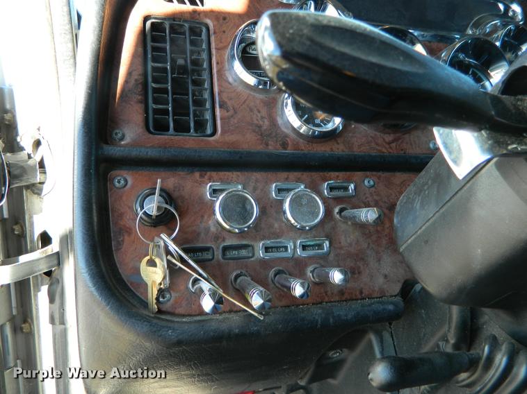 image for item J5010 2005 Peterbilt 379 semi truck