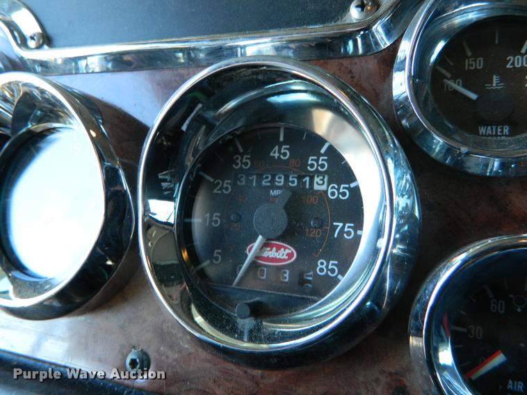 image for item J5010 2005 Peterbilt 379 semi truck