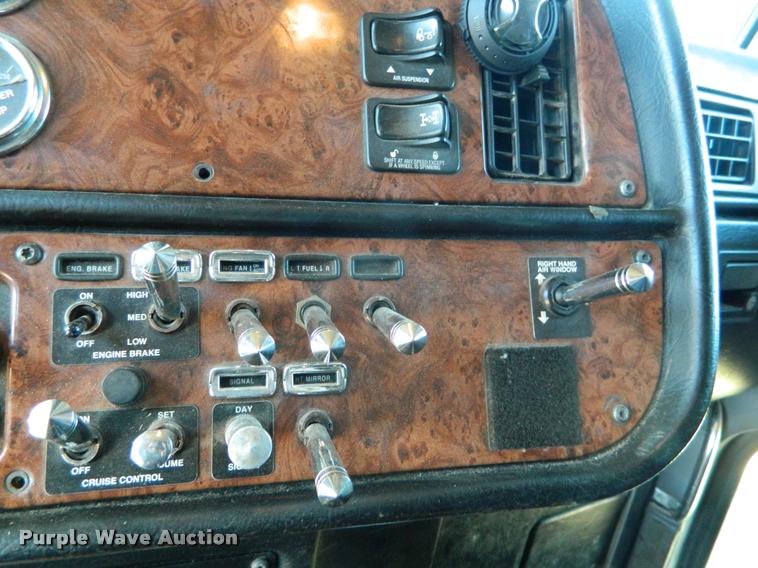 image for item J5010 2005 Peterbilt 379 semi truck