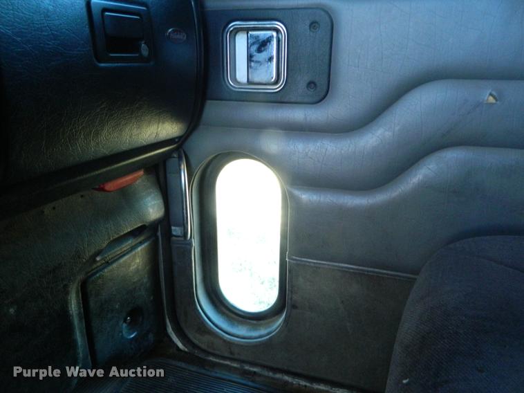 image for item J5010 2005 Peterbilt 379 semi truck