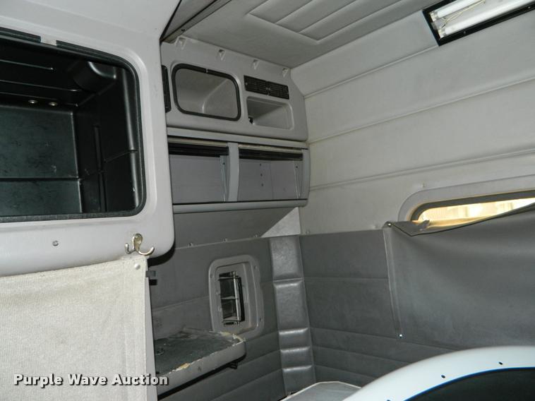 image for item J5010 2005 Peterbilt 379 semi truck