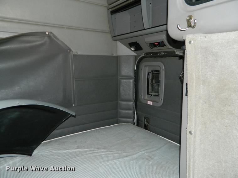 image for item J5010 2005 Peterbilt 379 semi truck