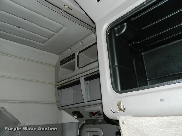 image for item J5010 2005 Peterbilt 379 semi truck