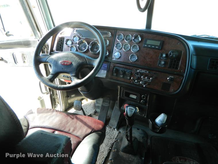 image for item J5010 2005 Peterbilt 379 semi truck