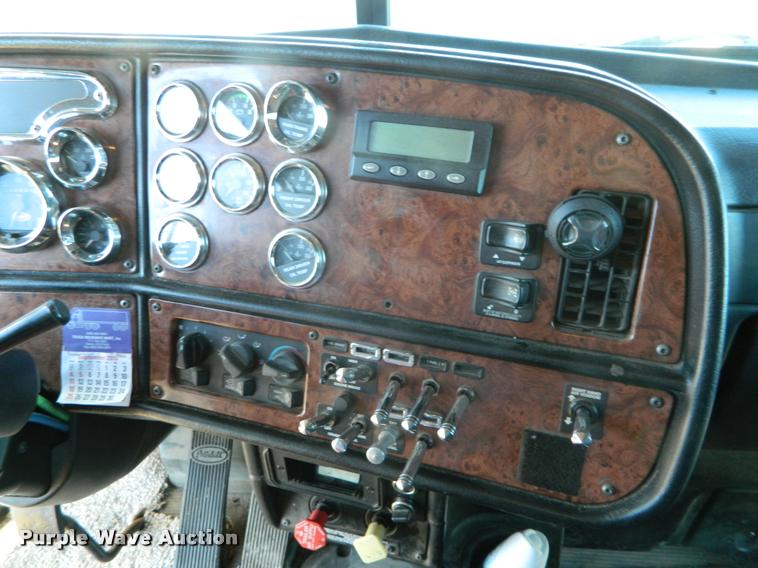 image for item J5010 2005 Peterbilt 379 semi truck