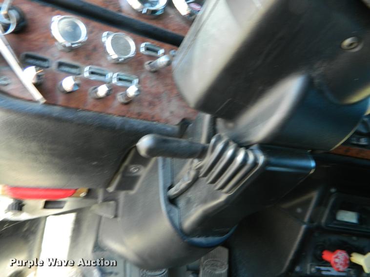 image for item J5010 2005 Peterbilt 379 semi truck