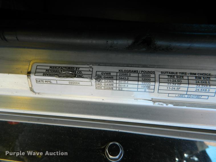 image for item J5010 2005 Peterbilt 379 semi truck