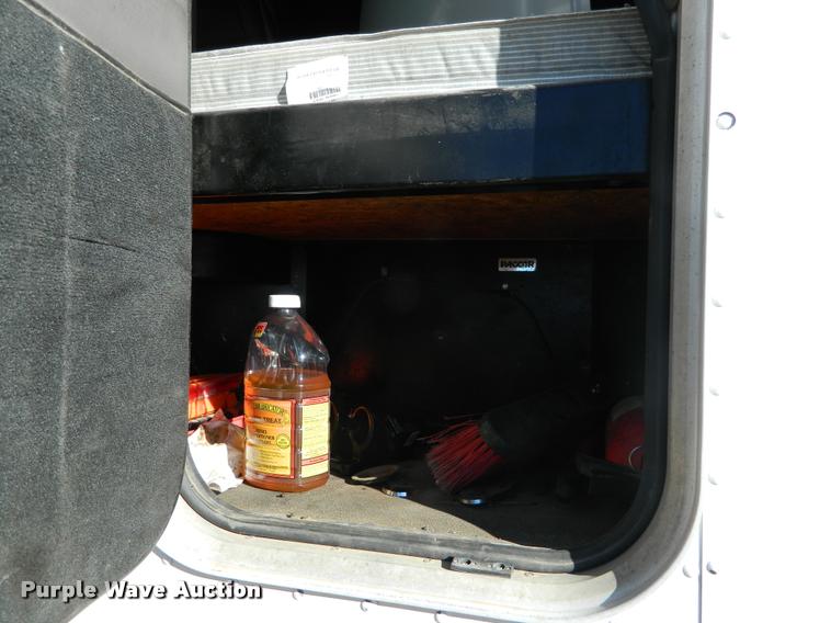 image for item J5010 2005 Peterbilt 379 semi truck