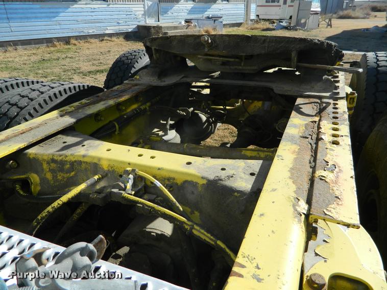 image for item J5010 2005 Peterbilt 379 semi truck