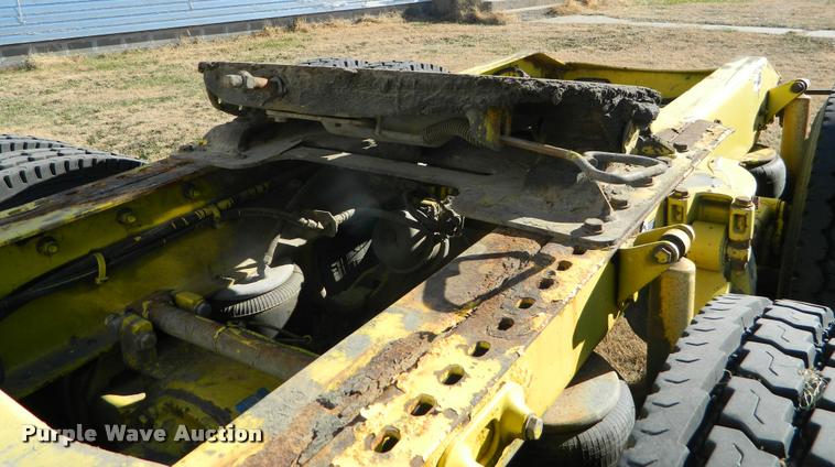 image for item J5010 2005 Peterbilt 379 semi truck