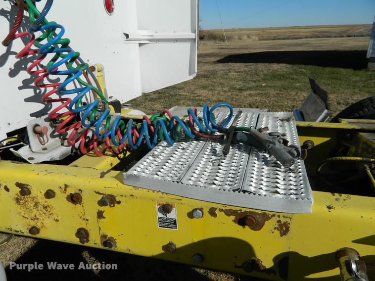 image for item J5010 2005 Peterbilt 379 semi truck