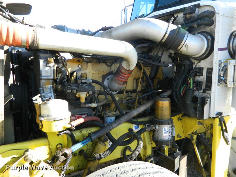 image for item J5010 2005 Peterbilt 379 semi truck