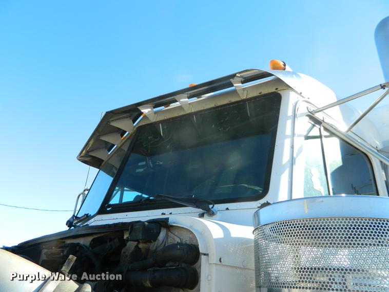 image for item J5010 2005 Peterbilt 379 semi truck