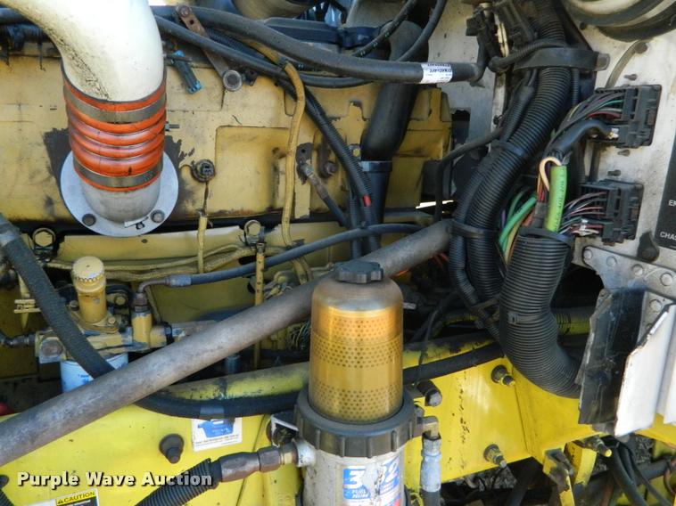 image for item J5010 2005 Peterbilt 379 semi truck