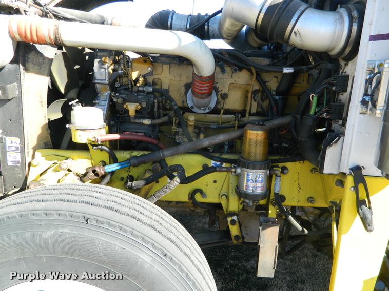 image for item J5010 2005 Peterbilt 379 semi truck
