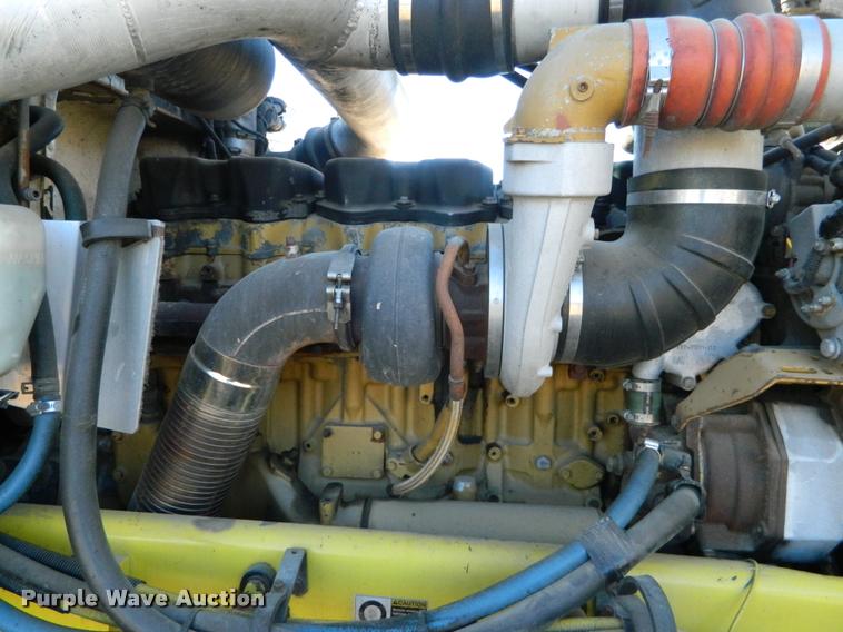 image for item J5010 2005 Peterbilt 379 semi truck