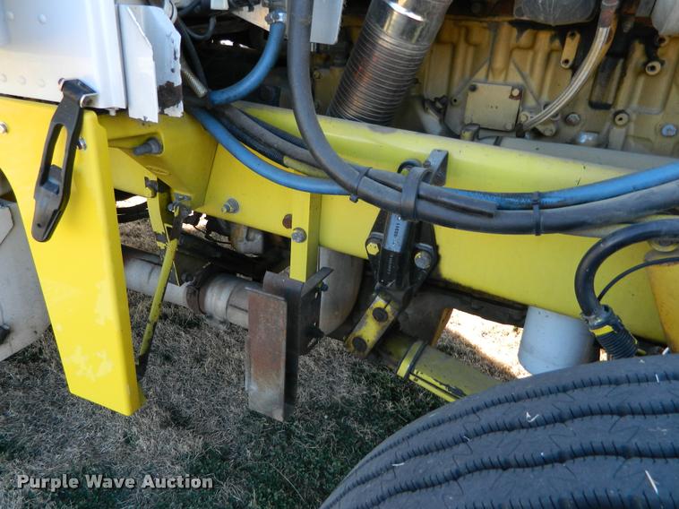 image for item J5010 2005 Peterbilt 379 semi truck