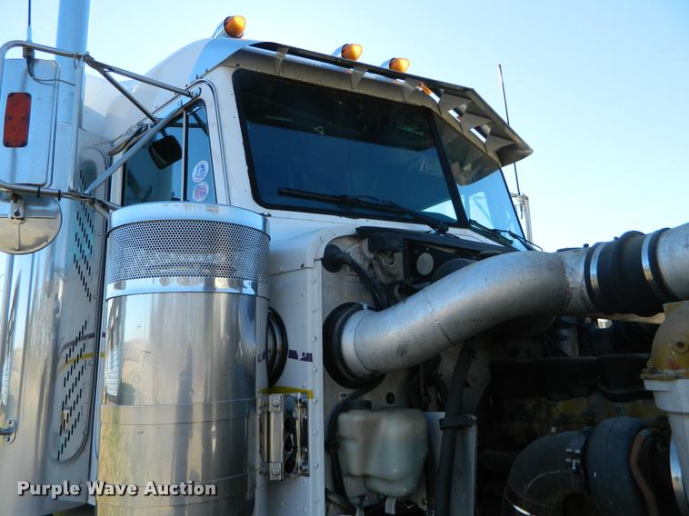 image for item J5010 2005 Peterbilt 379 semi truck