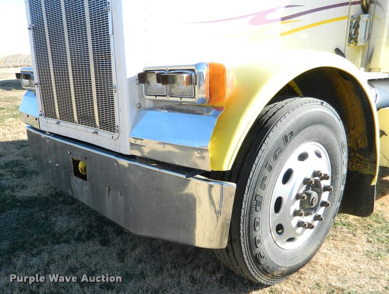 image for item J5010 2005 Peterbilt 379 semi truck