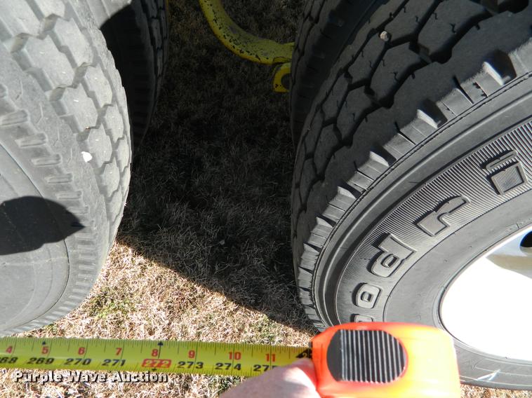 image for item J5010 2005 Peterbilt 379 semi truck