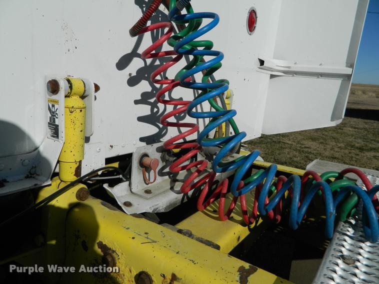 image for item J5010 2005 Peterbilt 379 semi truck