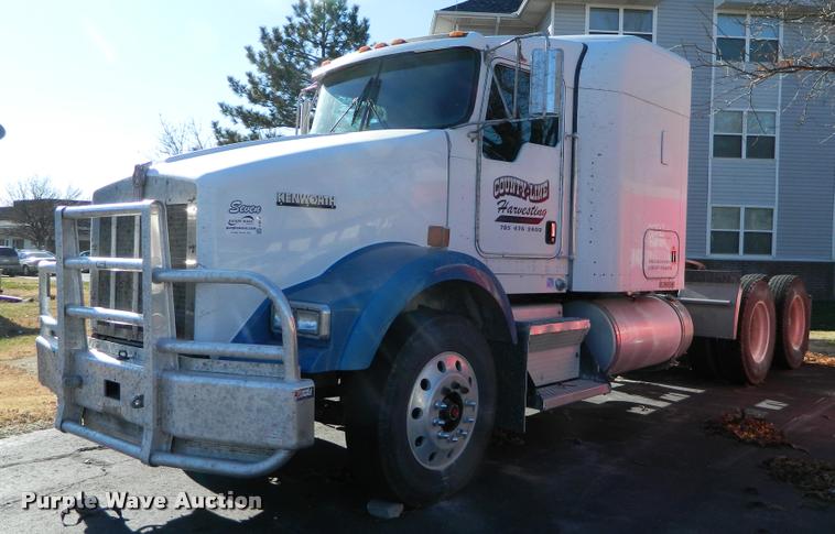 image for item J8813 2005 Kenworth T800 semi truck