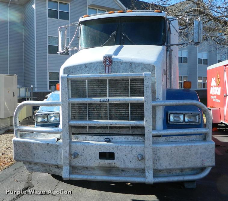 image for item J8813 2005 Kenworth T800 semi truck