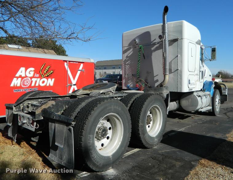 image for item J8813 2005 Kenworth T800 semi truck