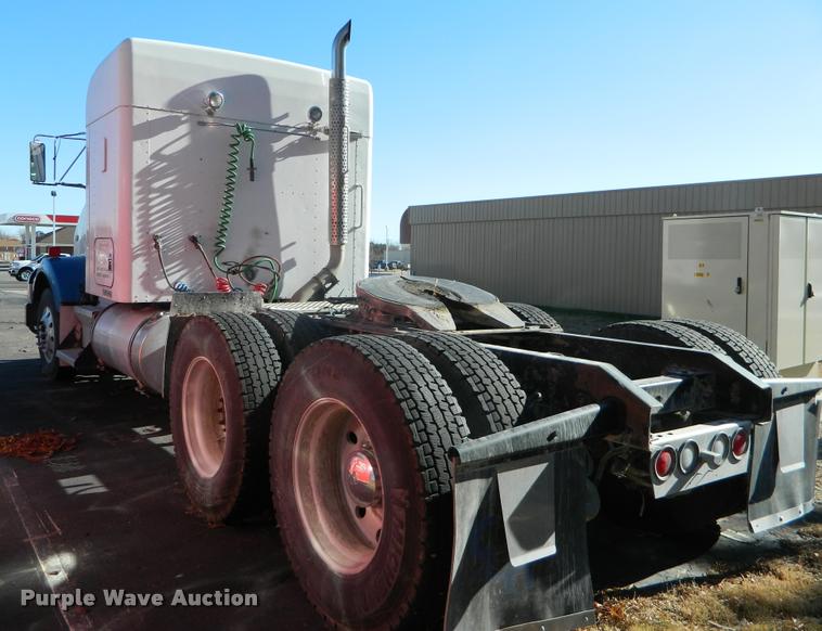 image for item J8813 2005 Kenworth T800 semi truck