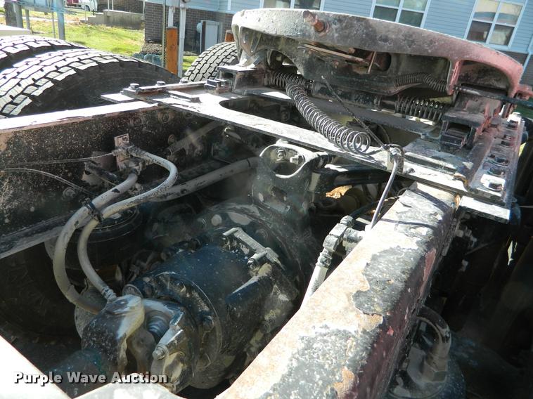 image for item J8813 2005 Kenworth T800 semi truck