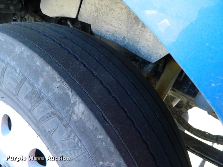 image for item J8813 2005 Kenworth T800 semi truck