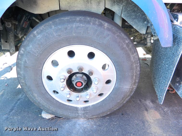 image for item J8813 2005 Kenworth T800 semi truck