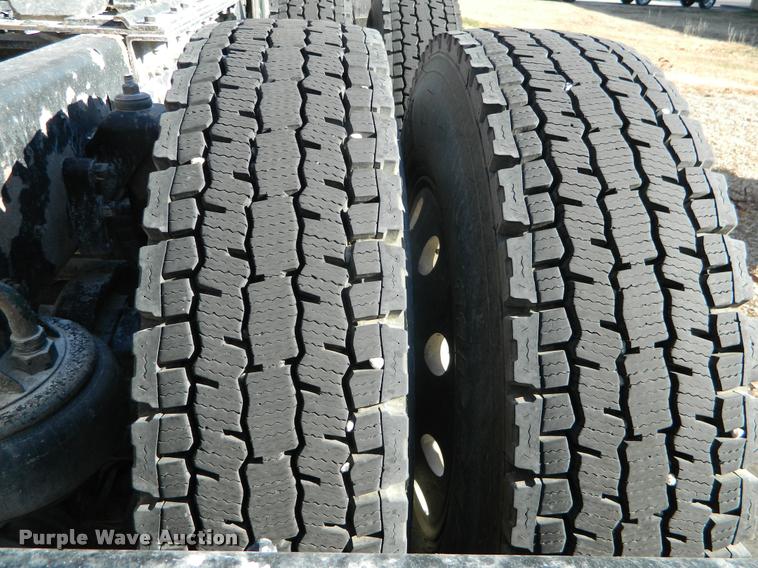 image for item J8813 2005 Kenworth T800 semi truck