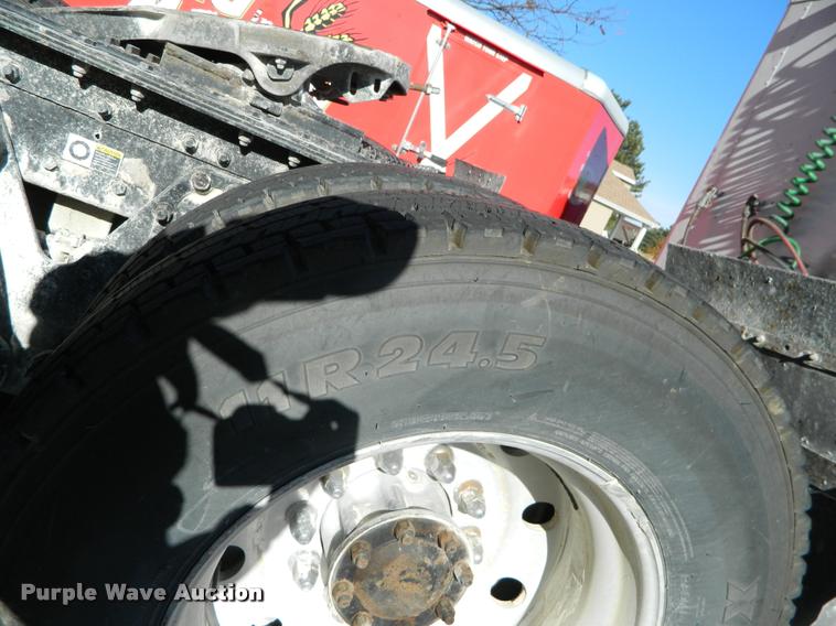 image for item J8813 2005 Kenworth T800 semi truck