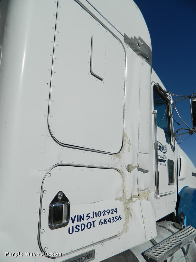 image for item J8813 2005 Kenworth T800 semi truck