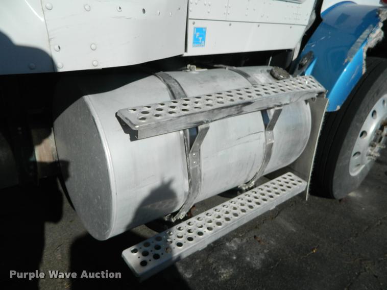 image for item J8813 2005 Kenworth T800 semi truck