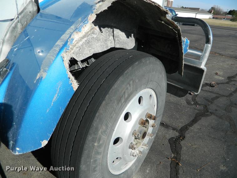 image for item J8813 2005 Kenworth T800 semi truck