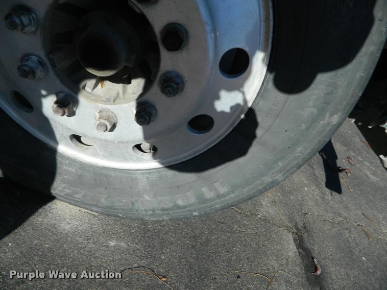 image for item J8813 2005 Kenworth T800 semi truck