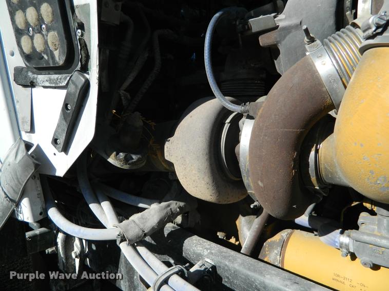 image for item J8813 2005 Kenworth T800 semi truck