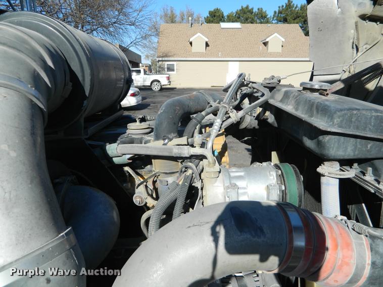 image for item J8813 2005 Kenworth T800 semi truck